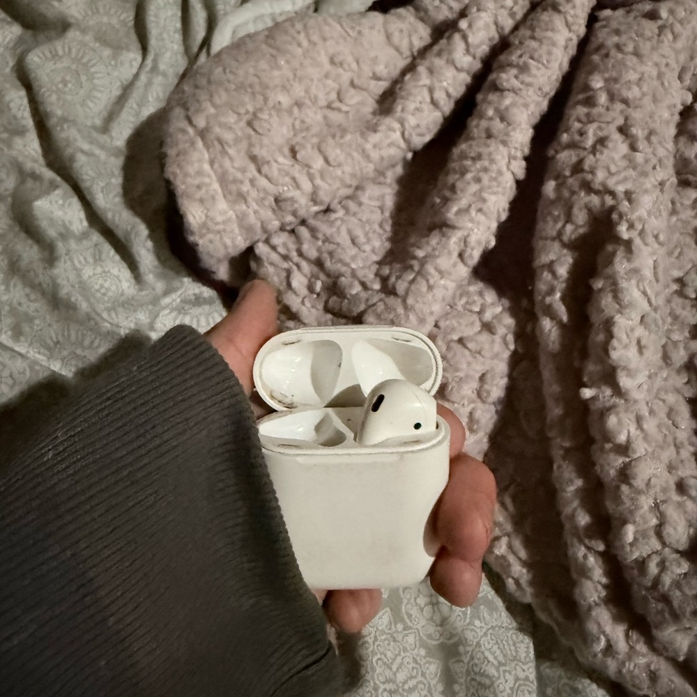 Replacement Left (or Right) Apple AirPod + Charging Case